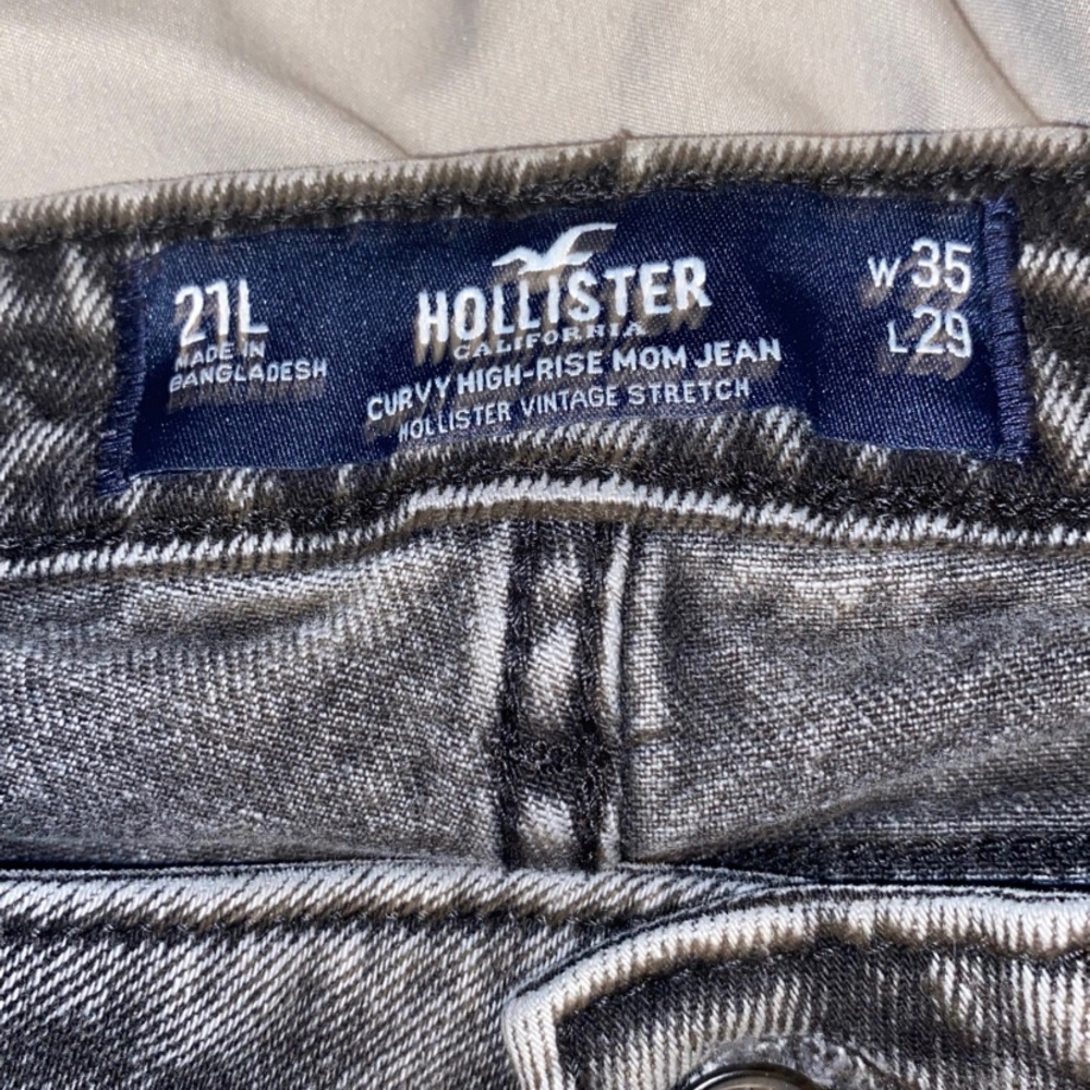 Hollister Curvy High-Rise Mom Jeans Regular - Picture 3 of 4